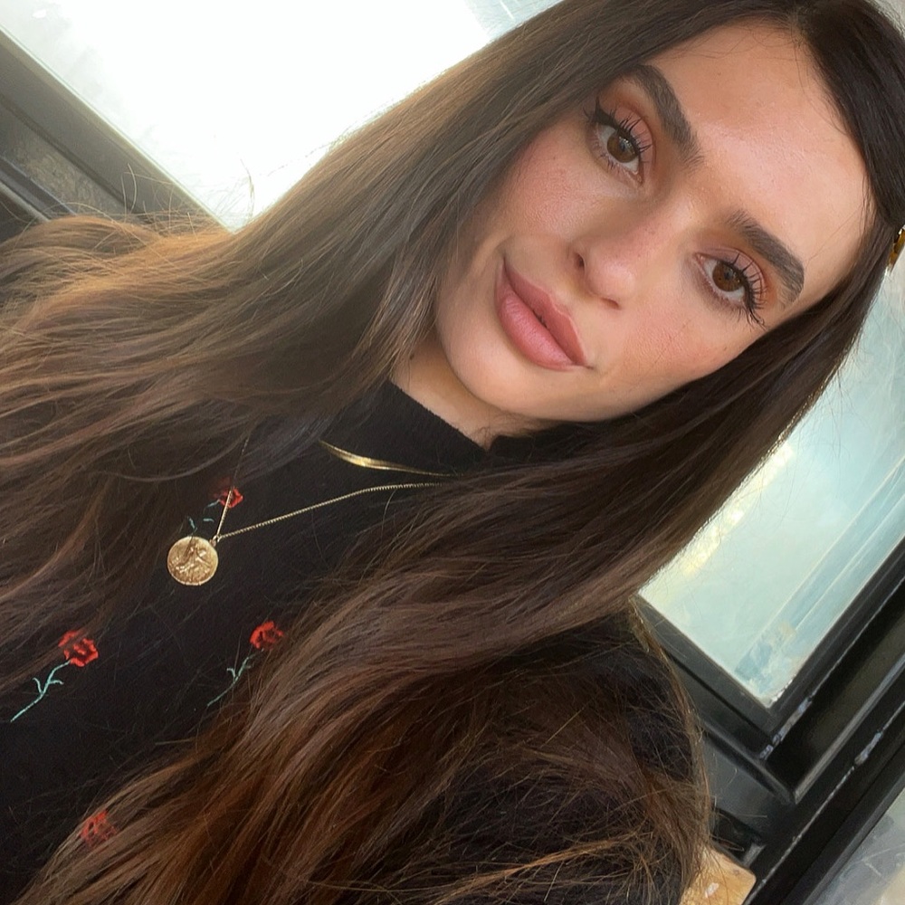 Vintage-vibes Rose Sweater 🌹🖤